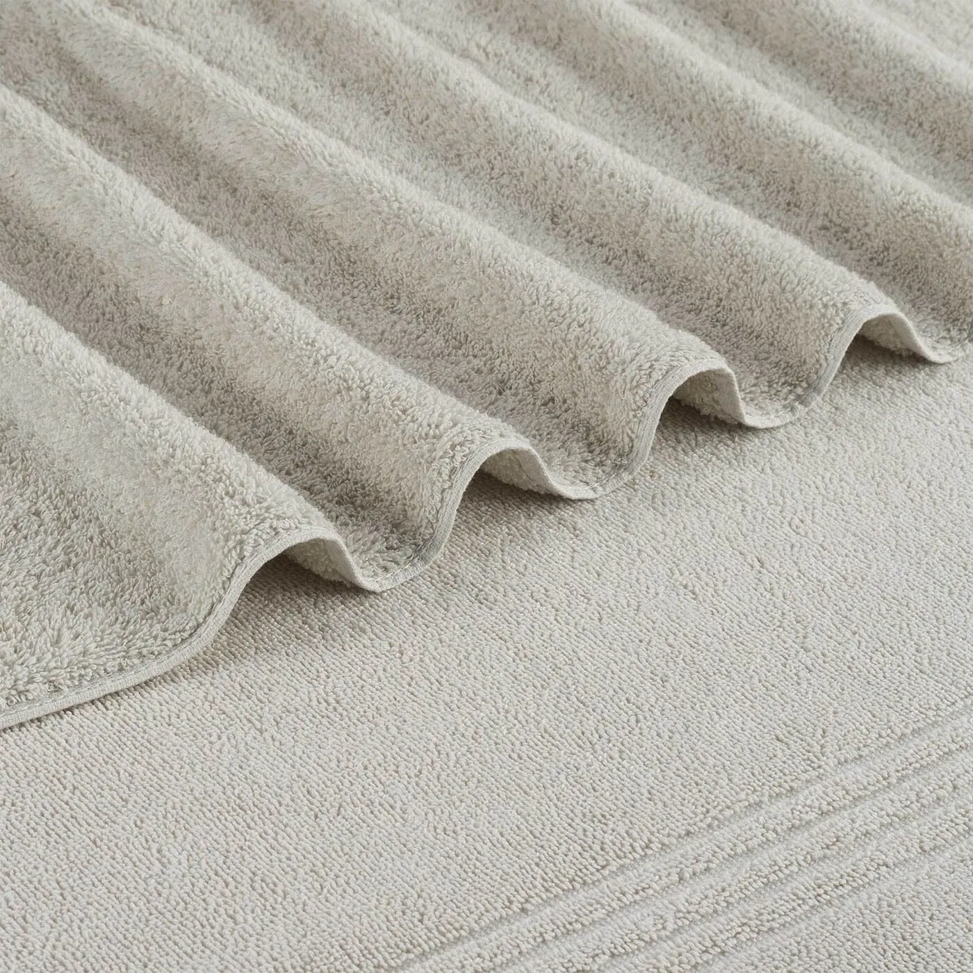 Southern Tide Performance Oversized Bath Towel